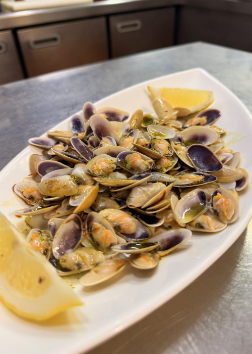 Almejas con limón en restaurante mediterráneo en Valencia