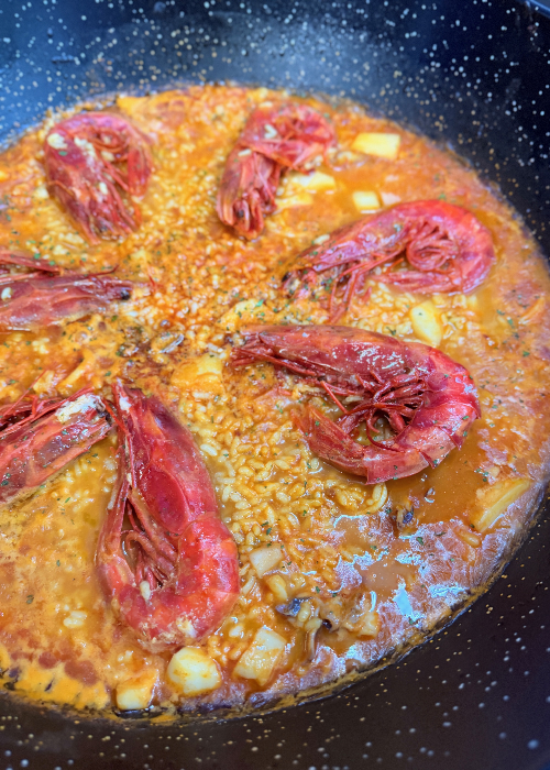 Restaurante mediterráneo en Valencia con arroz de gambas en paella