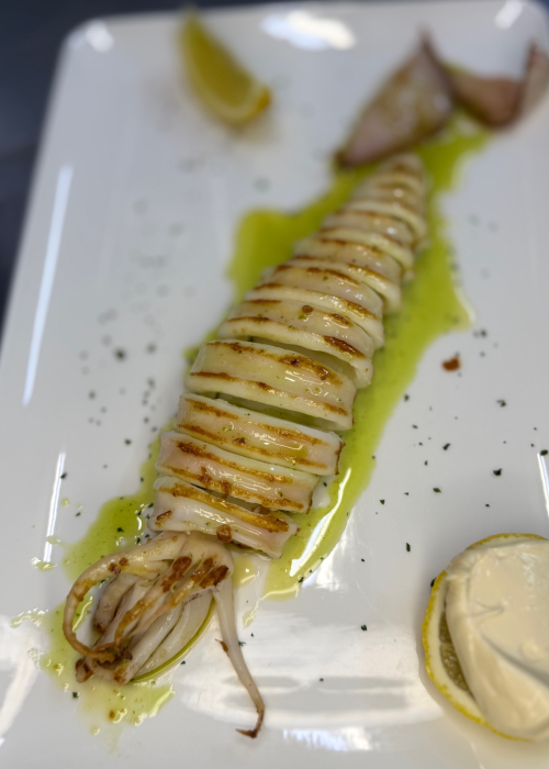 Calamares a la plancha en restaurante mediterráneo en Valencia