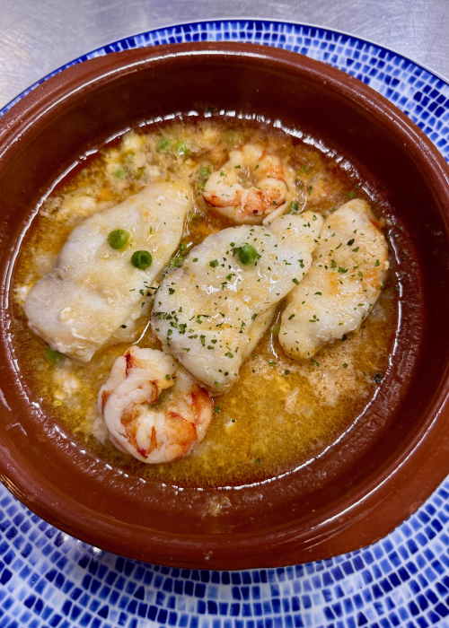 Cazuela de pescado en restaurante de cocina mediterránea en Valencia