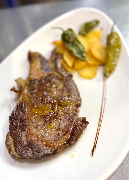 Platos clásicos en restaurante mediterráneo en Valencia